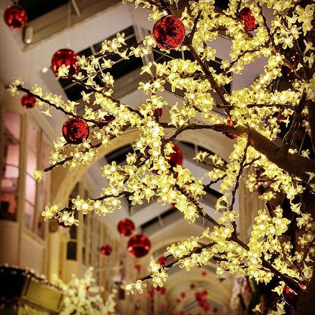 Christmas has officially arrived at #BURLINGTONARCADE 
Come and see the pretty christmas lights outside our shop...a very festive vibe 🌲
•
#ChristmasHasOfficiallyArrived
#ChristmasPresents
#MakeChristmasPersonal 
#sustainablemanufacturing
